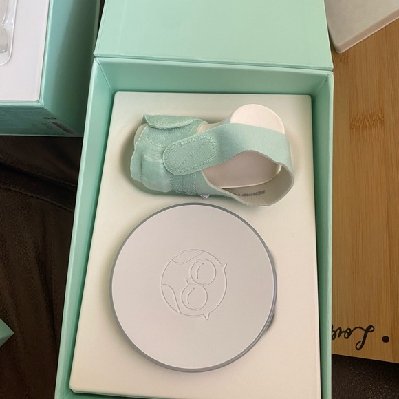 Owlet socks and monitor - Picture 3 of 3